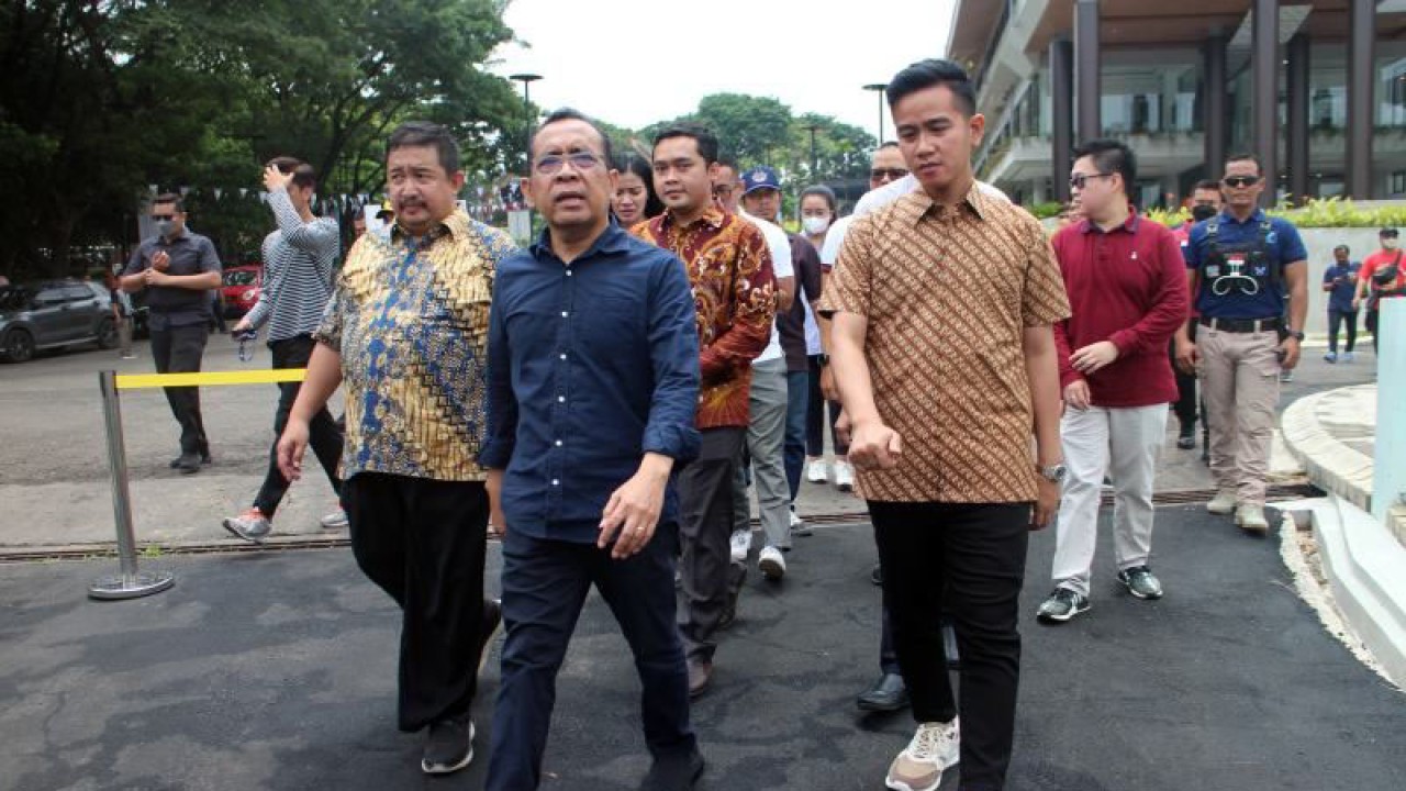 Menteri Sekretaris Negara RI Pratikno (tengah) didampingi Wali Kota Surakarta Gibran Rakabuming Raka (kana) dan Direktur STP Yudit Cahyantoro (kiri) saat meninjau di kawasan Solo Techno Park Surakarta, Minggu (5/2/2023. (ANTARA/Bambang Dwi Marwoto)
