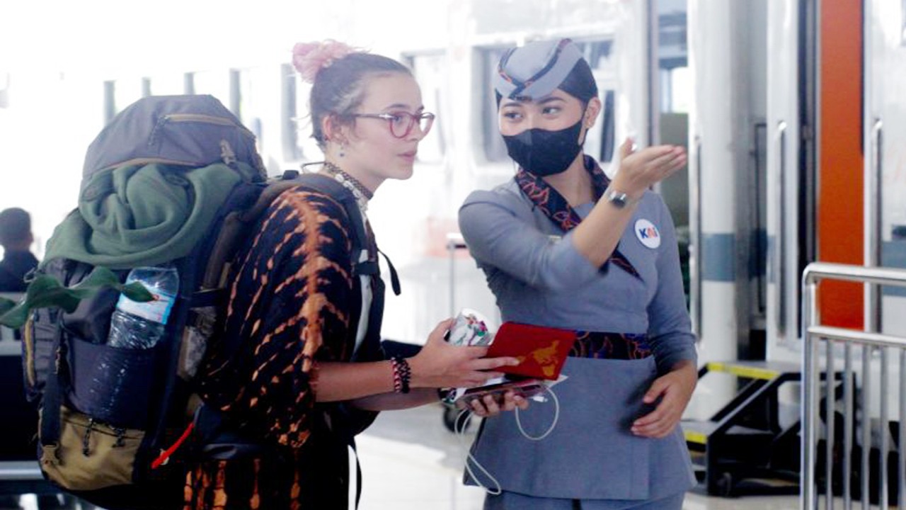 Pramugari melayani penumpang kereta api di Stasiun Kereta Api Ketapang Banyuwangi. Kamis (16/3/2023)ANTARA/Novi Husdinariyanto