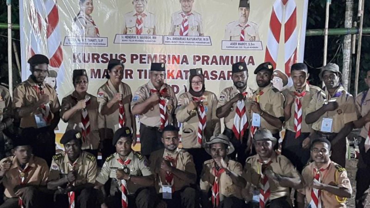 Peserta KMD Kwarcab 3305 Teluk Wondama, Papua Barat, foto bersama dengan Ketua Kwarnas Supriyadi dan Sekda Teluk Wodama Denny Simbar. (ANTARA/Fransiskus Salu Weking)