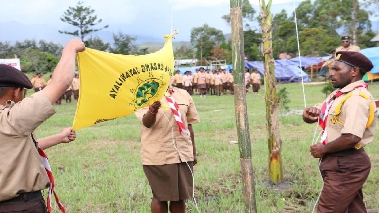 Sejumlah anggota pramuka mengikuti upacara bendera dalam rangkaian raimuna se- Kabupaten Jayawijaya, Provinsi Papua Pegunungan. (ANTARA/HO-Penrem 172/Jayawijaya)