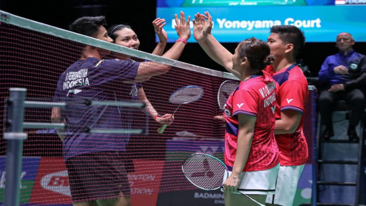 Ganda campuran Praveen Jordan/Melati Daeva Oktavianti (kanan) mengalahkan rekan senegara Dejan Ferdinansyah/Gloria Emanuelle Widjaja (kiri) pada babak pertama All England 2023 di Birmingham, Inggris, Rabu. (ANTARA/HO-PP PBSI)