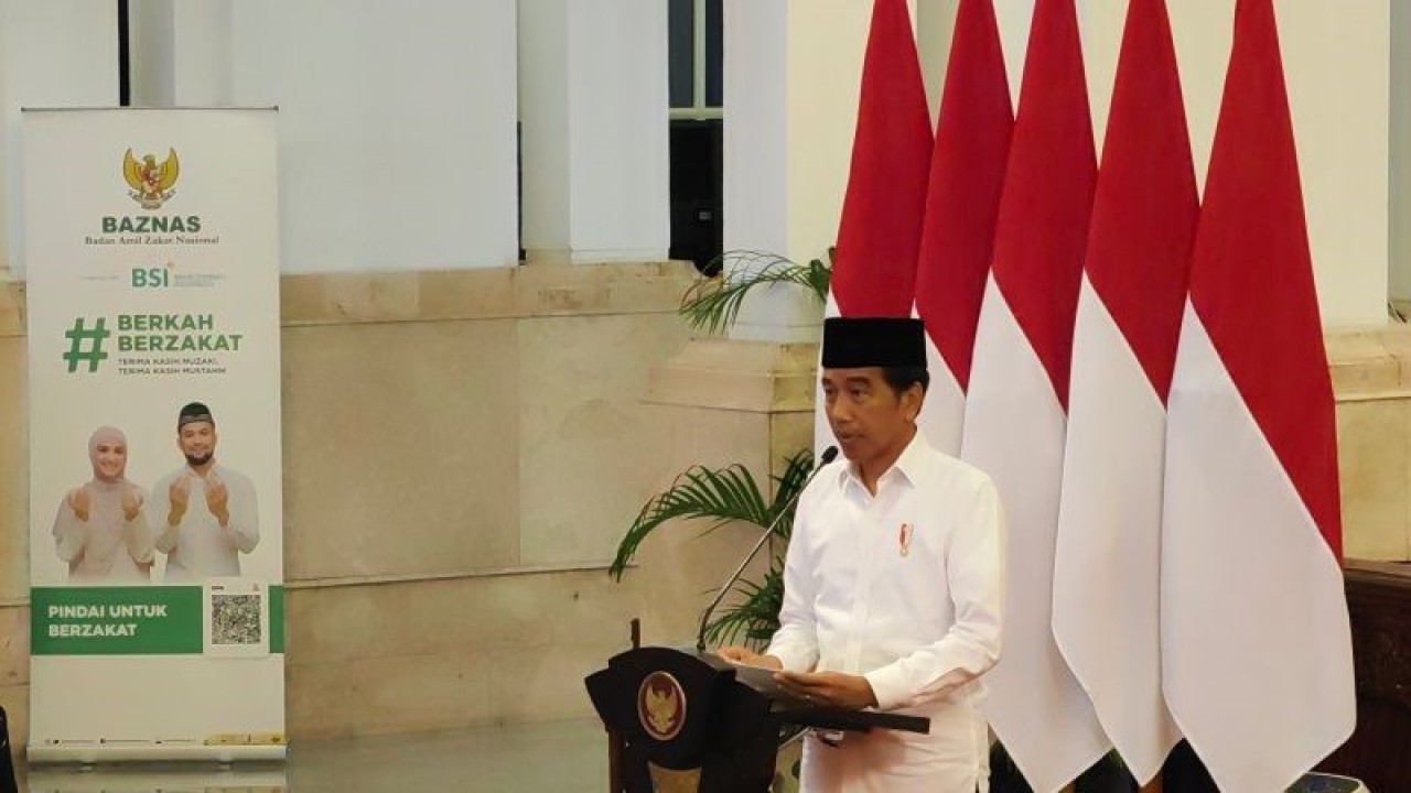 Presiden RI Joko Widodo (Jokowi) menyampaikan sambutan saat acara penyampaian zakat melalui Badan Amil Zakat Nasional (Baznas) di Istana Negara, Jakarta, Selasa (28/3/2023). (ANTARA/Gilang Galiartha)