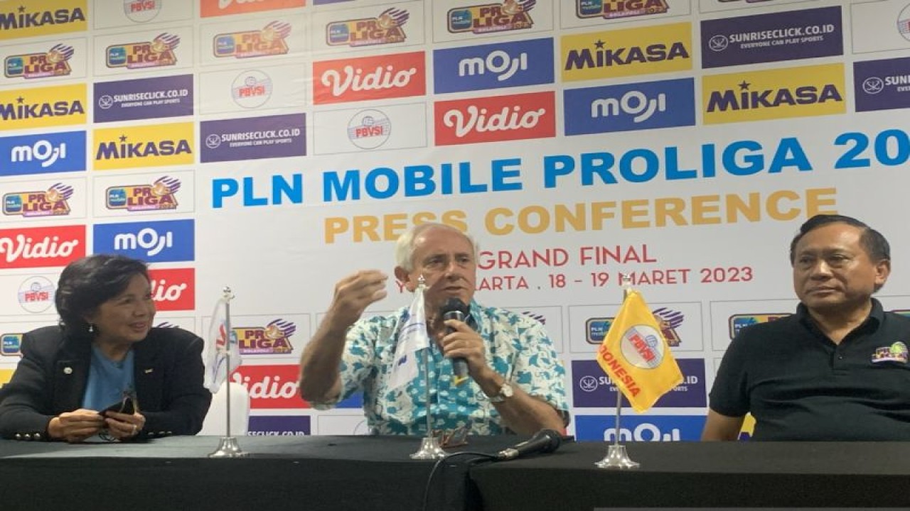 Presiden Federasi Bola Voli Internasional (FIVB) Ary da Silva Graca Filho (tengah) didampingi Presiden AVC Rita Subowo (kiri) dan Ketua Umum PBVSI Imam Sudjarwo (kanan) saat konferensi pers di GOR Amongrogo Yogyakarta, Minggu (19/3/2023) malam. (ANTARA/diediek)