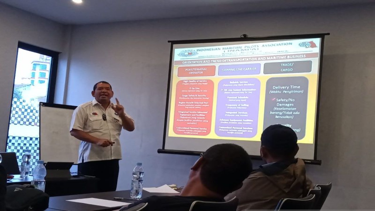 President Indonesian Maritime Pilots Association (INAMPA) Pasoroan Herman Harianja di sela mensosialisasikan keselamatan maritim dalam mendukung ekonomi maritim. ANTARA/Suriani Mappong.