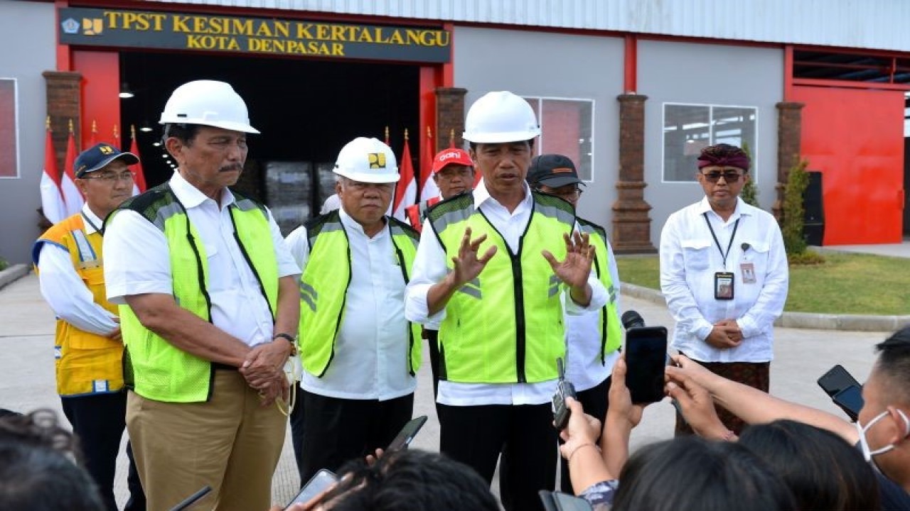 Dokumentasi--Presiden Joko Widodo (tengah) menyampaikan keterangan pers didampingi Menko Bidang Kemaritiman dan Investasi Luhut Binsar Pandjaitan (kedua kiri), Menteri PUPR Basuki Hadimuljono (ketiga kiri), dan Wali Kota Denpasar I Gusti Ngurah Jaya Negara (kanan) saat meresmikan tempat pengolahan sampah terpadu (TPST) Kota Denpasar di TPST Kesiman Kertalangu, Denpasar, Bali, Senin (13/3/2023). ANTARA FOTO/Fikri Yusuf/foc