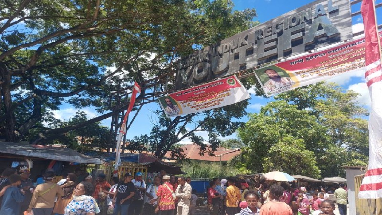 Terlihat masyarakat antusias menunggu kunjungan dari Presiden Joko Widodo di Pasar Regional Youtefa, Kota Jayapura, Papua, Selasa (21/3). (ANTARA/ Qadri Pratiwi)