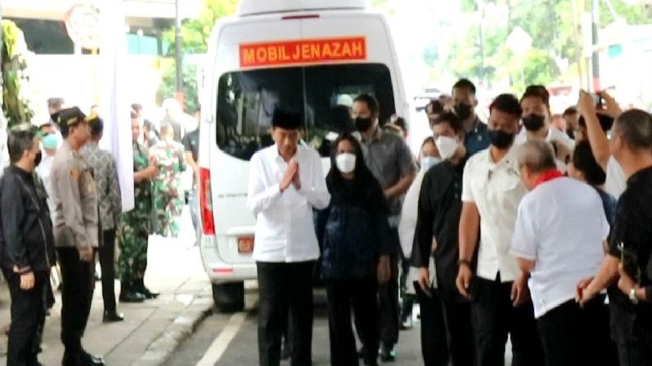 Presiden Joko Widodo (Jokowi) dengan didampingi sang istri, Iriana Jokowi, melayat ke rumah duka istri Kepala Staf Presiden (KSP) Moeldoko, Koesni Harningsih, di Jalan Terusan Lembang No.D54, Menteng, Jakarta Pusat, Minggu (12/3/2023). ANTARA/Fianda Sjofjan Rassat