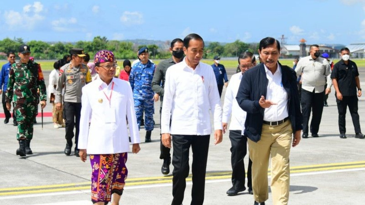 Presiden Joko Widodo tiba di Bandara Internasional I Gusti Ngurah Rai, Bali, didampingi oleh Gubernur Bali I Wayan Koster dan Menteri Koordinator Bidang Kemaritiman dan Investasi Luhut Binsar Pandjaitan, Senin (13/3/2023) ANTARA/HO-Biro Pers Sekretariat Presiden