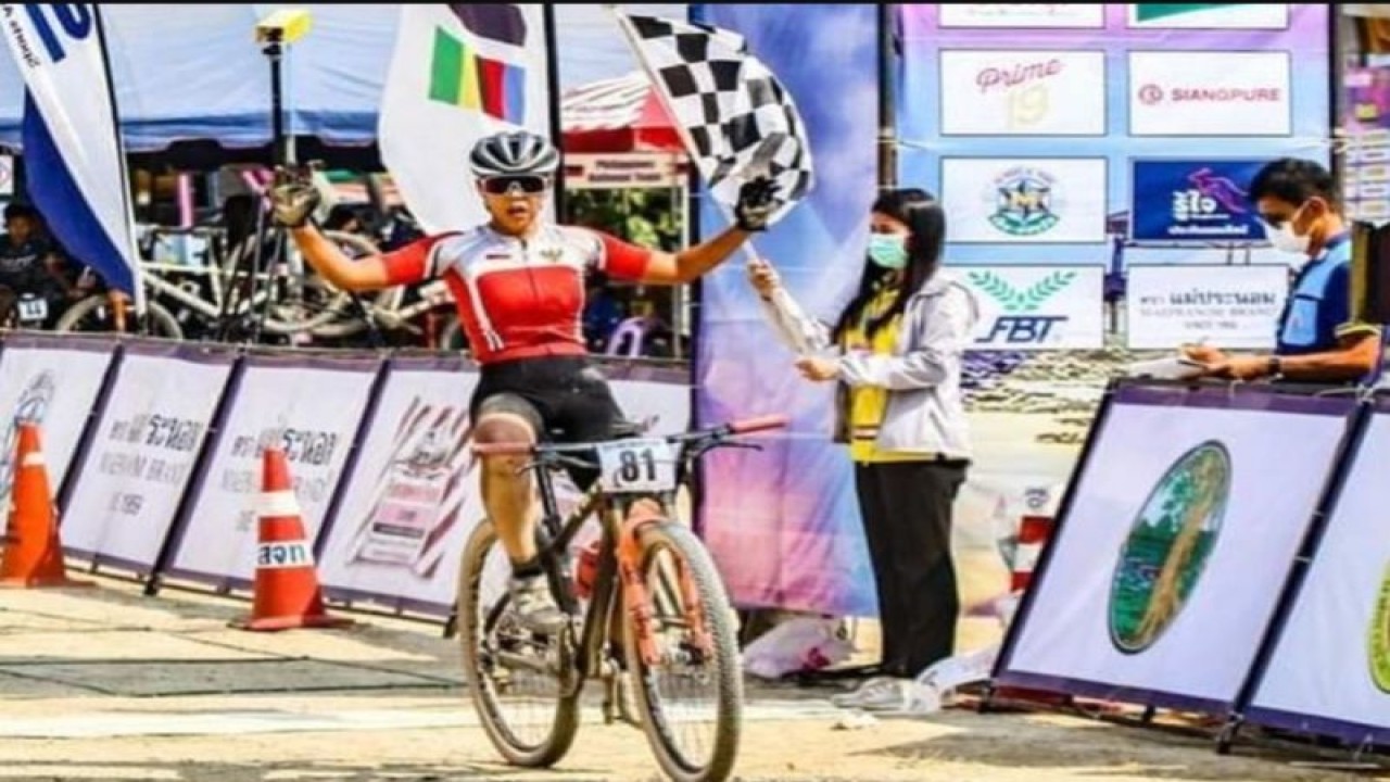 Yunia Angelly Sahdat ( dua dari kiri ) saat menjadi juara dua ajang balap sepeda dunia Thailand MTB Cup 1 Saklek pada 1-3 Maret 2023 (ANTARA/HO- Pelatih)