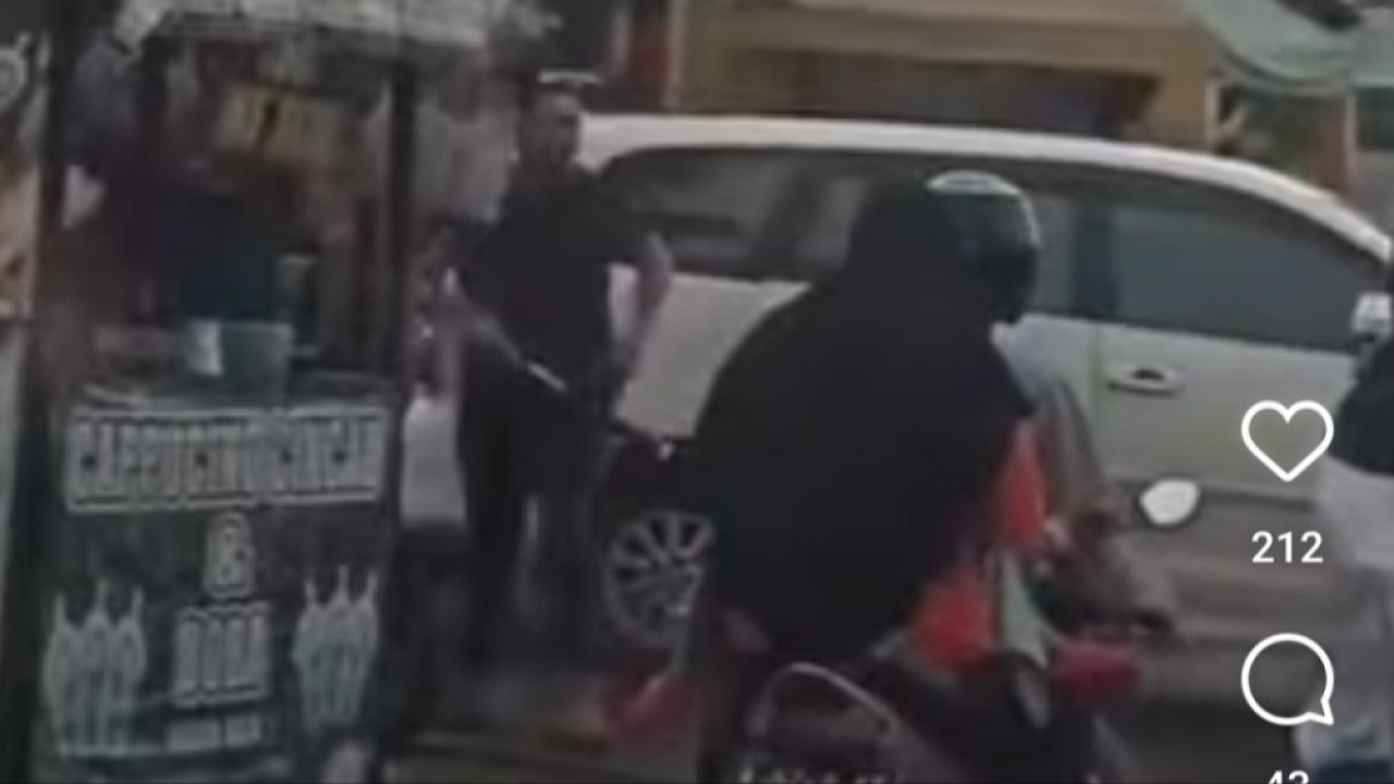 Pria di Pandeglang bawa golok yang videonya viral. (Net)