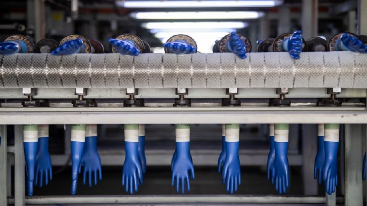 Foto Dokumen: Lini produksi terlihat di pabrik produsen karet Malaysia Kossan Rubber Industries di Klang, negara bagian Selangor, Malaysia, 20 Oktober 2021. ANTARA/Xinhua/Zhu Wei