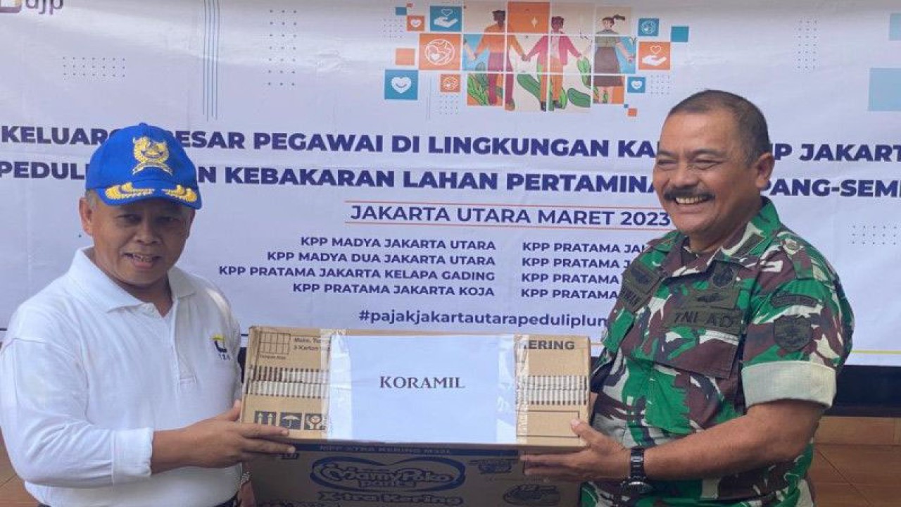 Kepala Kantor Wilayah Direktorat Jenderal Pajak Jakarta Utara Prof Dr Edi Slamet Irianto (kiri) menyalurkan bantuan obat-obatan hingga kebutuhan anak dan lansia dari pegawai pajak se-Jakarta Utara untuk korban kebakaran depo Pertamina Plumpang, Koja, Jakarta Utara kepada Danramil 01 Koja Mayor Inf Akhwan, Selasa (7/3/2023). ANTARA/Abdu Faisal