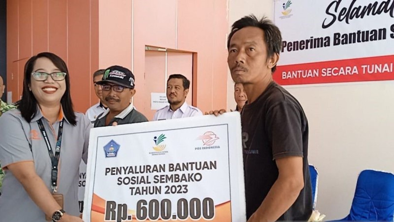 Proses penyerahan bansos semabko tunai secara simbolis kepada KPM. (ANTARA/La Ode Muh Deden Saputra)
