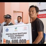 Proses penyerahan bansos semabko tunai secara simbolis kepada KPM. (ANTARA/La Ode Muh Deden Saputra)-1680164062
