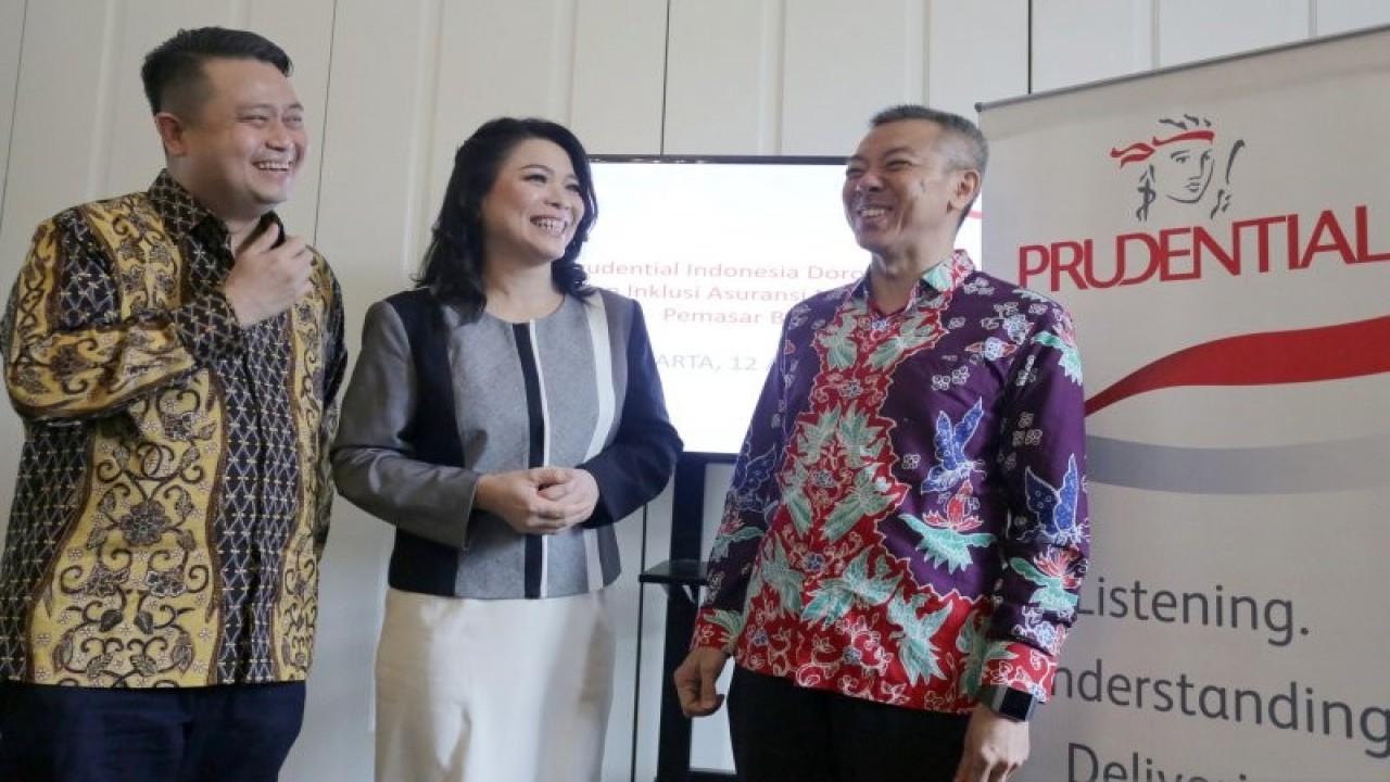 Arsip-Chief Agency Officer Prudential Indonesia Rusli Chan (kanan) dan Chief Customer and Marketing Officer Luskito Hambali (kiri), berbincang dengan MDRT Indonesia Miliana Marten Country Chair disela media briefing bersama manajemen Prudential Indonesia, di Jakarta, Senin (12/8/2019). Prudential berkomitmen untuk membangun wiraswasta pada "industri asuransi" sehingga dapat mendorong penetrasi dan inklusi asuransi di Indonesia, dan salah satu upaya yang ditempuh adalah melalui partisipasi pada ajang Million Dollar Round Table (MDRT), penghargaan tertinggi berskala internasional dalam bidang asuransi dan keuangan. Hingga saat ini total jumlah tenaga pemasar Prudential yang menjadi anggota MDRT Indonesia mencapai 675 orang, serta mencatatkan jumlah tenaga pemasar terbanyak di MDRT Indonesia selama 3 tahun berturut-turut. ANTARA FOTO/HO/hp.