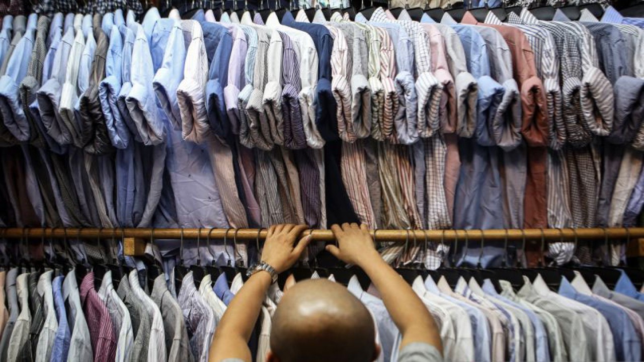 Pedagang menata pakaian impor bekas "thrifting" dagangannya di Pasar Senen, Jakarta, Jumat (17/2/2023). ANTARA FOTO/Fauzan/foc/aa.
