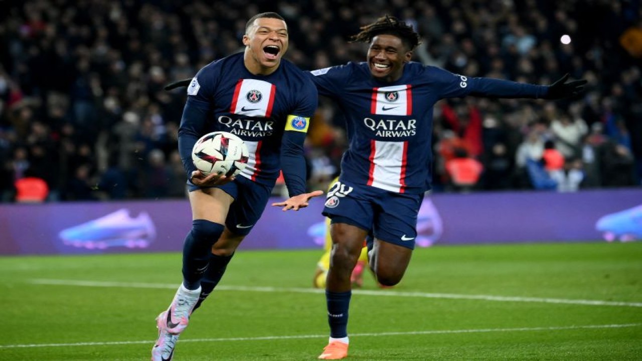 Selebrasi Kylian Mbappe (kiri) setelah mencetak gol keempat Paris Saint Germain dalam pertandingan Liga Prancis lawan Nantes di Parc des Princes pada 5 Maret 2023. ANTARA/AFP/FRANCK FIFE