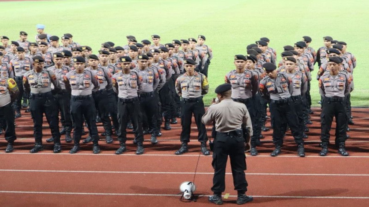 Apel pasukan persiapan pengamanan laga PSIS Semarang melawan Persebaya Surabaya di Sradion Jatidiri Semarang, Senin (27/3/2023) malam. (ANTARA/ HO-Polrestabes Semarang)