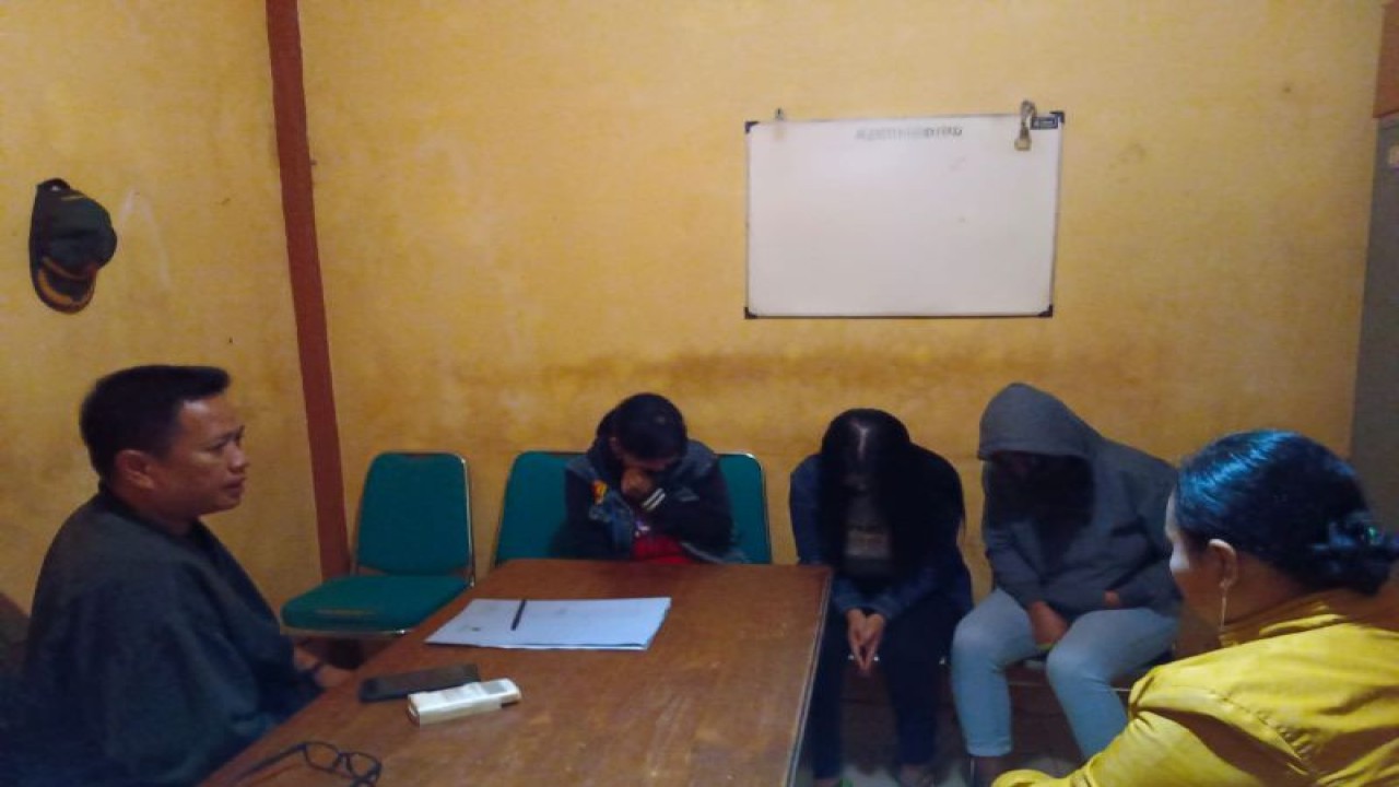 Pelaksana Tugas Kepala Satpol PP Situbondo Sopan Efendi memberikan pembinaan kepada PSK terjaring razia. Kamis (30/3/2023) ANTARA/HO-ist