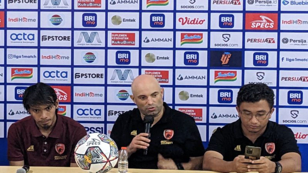 Pelatih PSM Bernardo Tavares (tengah) gelandang skuadnya Rasyid Bakri (kiri) memberikan pernyataan usai laga lanjutan Liga 1 Indonesia 2022-2023 kontra Persija, yang dimenangkan skuad "Macan Kemayoran" dengan skor 4-2, di Stadion Patriot Candrabhaga, Bekasi, Rabu (25/1/2023). (ANTARA/Michael Siahaan)