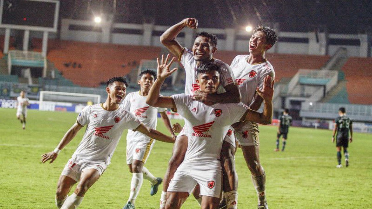 Arsip - Pesepak bola PSM Makassar Ramadhan Sananta (depan) melakukan selebrasi bersama rekan setimnya setelah mencetak gol ke gawang Persikabo 1973 dalam lanjutan BRI Liga 1 di Stadion Pakansari, Kabupaten Bogor, Jawa Barat, Kamis (9/3/2023). Persikabo 1973 dikalahkan PSM Makassar dengan skor 0-1. ANTARA FOTO/Yulius Satria Wijaya/aww.