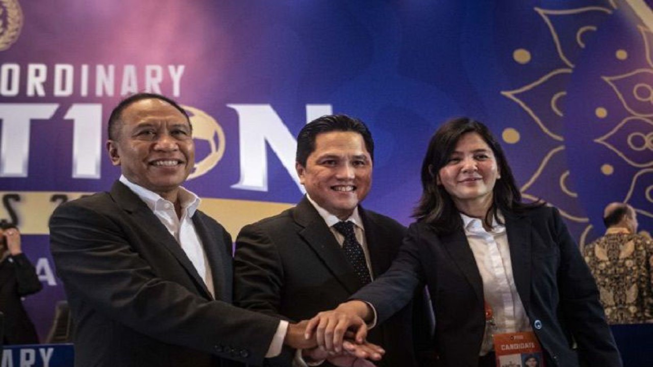 Ketua Umum PSSI terpilih Erick Thohir (tengah), Wakil Ketua Umum PSSI terpilih Zainudin Amali (kiri) dan Ratu Tisha (kanan) bertumpu tangan bersama usai menyampaikan pidato dalam Kongres Luar Biasa Persatuan Sepak Bola Seluruh Indonesia (KLB PSSI) 2023 di Jakarta, Kamis (16/2/2023). (ANTARA FOTO/Aprillio Akbar/hp)