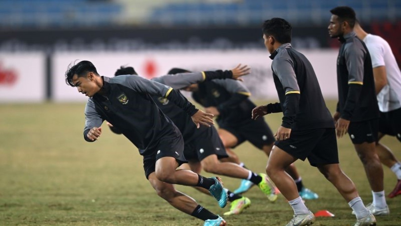 Arsip - Pesepak bola Tim Nasional Indonesia Pratama Arhan (kiri) bersama rekan-rekannya berlatih dalam sesi latihan resmi jelang pertandingan leg 2 babak semi final Piala AFF 2022 di Stadion Nasional My Dinh, Hanoi, Vietnam, Minggu (8/1/2023). Pelatih Shin Tae-yong menegaskan timnya tidak menargetkan seri tetapi menang melawan Timnas Vietnam dalam pertandingan leg 2 pada Senin (9/1/2023) untuk lolos ke babak final. ANTARA FOTO/Aditya Pradana Putra/YU