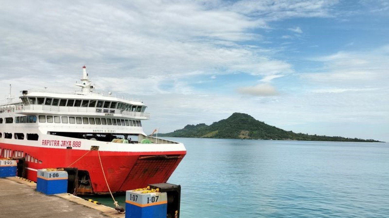 Kapal saat sedang sandar dan melakukan bongkar muat di Pelabuhan Bakauheni, Lampung Selatan. (ANTARA/Riadi Gunawan)