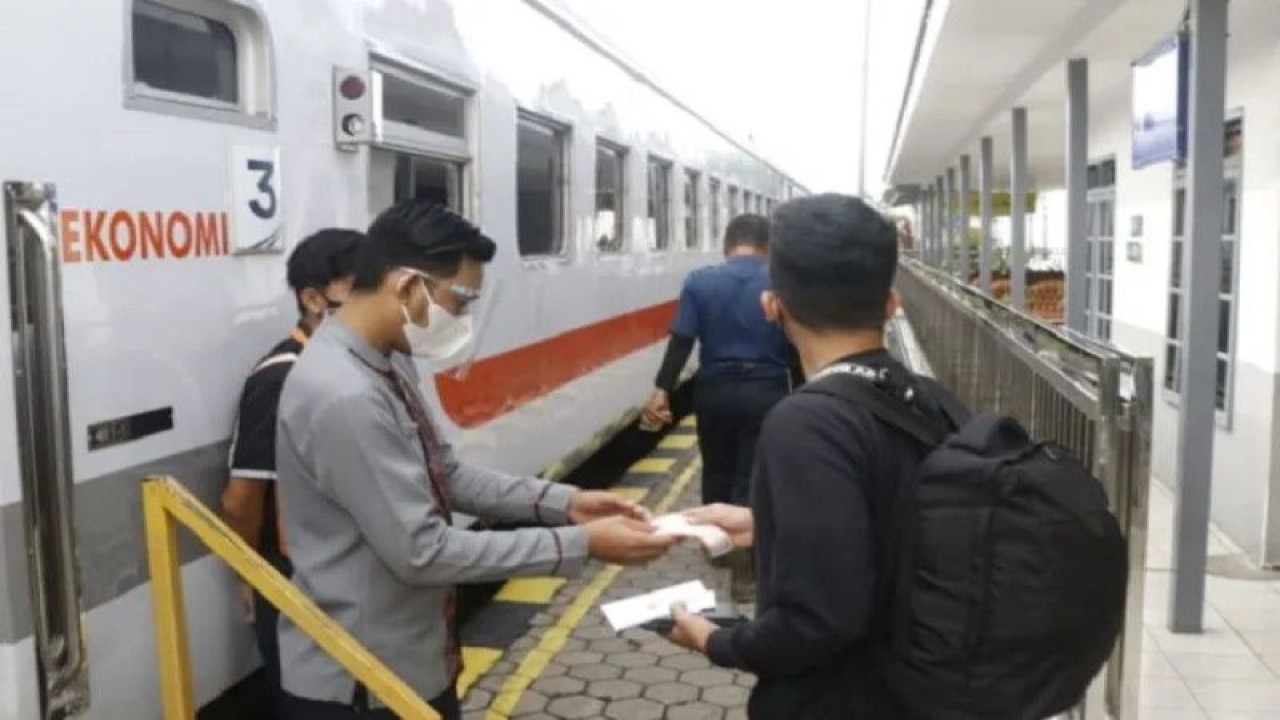PT Kereta Api Indonesia (KAI) Divre III mencatat hingga tanggal 27 Maret 2023 penjualan tiket kereta api pada masa lebaran yang sudah dibuka sejak tanggal 26 Februari 2023 telah terjual 26.364 atau sudah 50 persen dari ketersediaan yakni sebanyak 52.228. (ANTARA/HO-PT KAI)