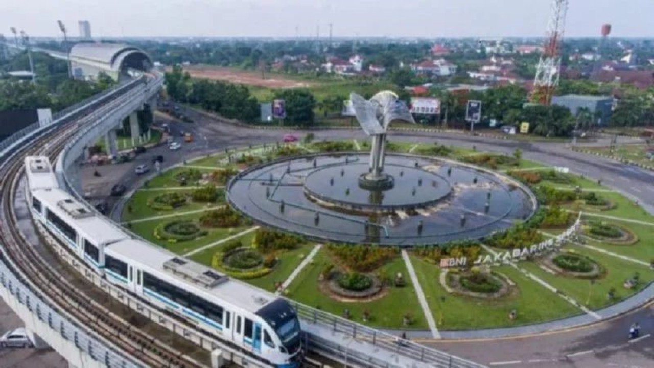 Rangkaian Light Rail Transit (LRT) melintas di kawasan Jakabaring, Palembang, Sumatera Selatan, Selasa (30/3/2021). (ANTARA FOTO/Nova Wahyudi)