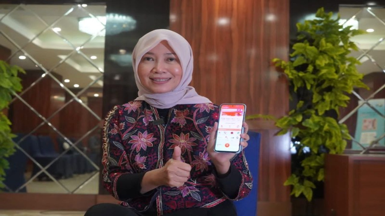 Direktur Bisnis Kurir dan Logistik PT Pos Indonesia (Persero) Siti Choiriana menunjukkan apliksi PosAja yang bisa diunduh melalui gawai (Antara/HO/Pos Indonesia)