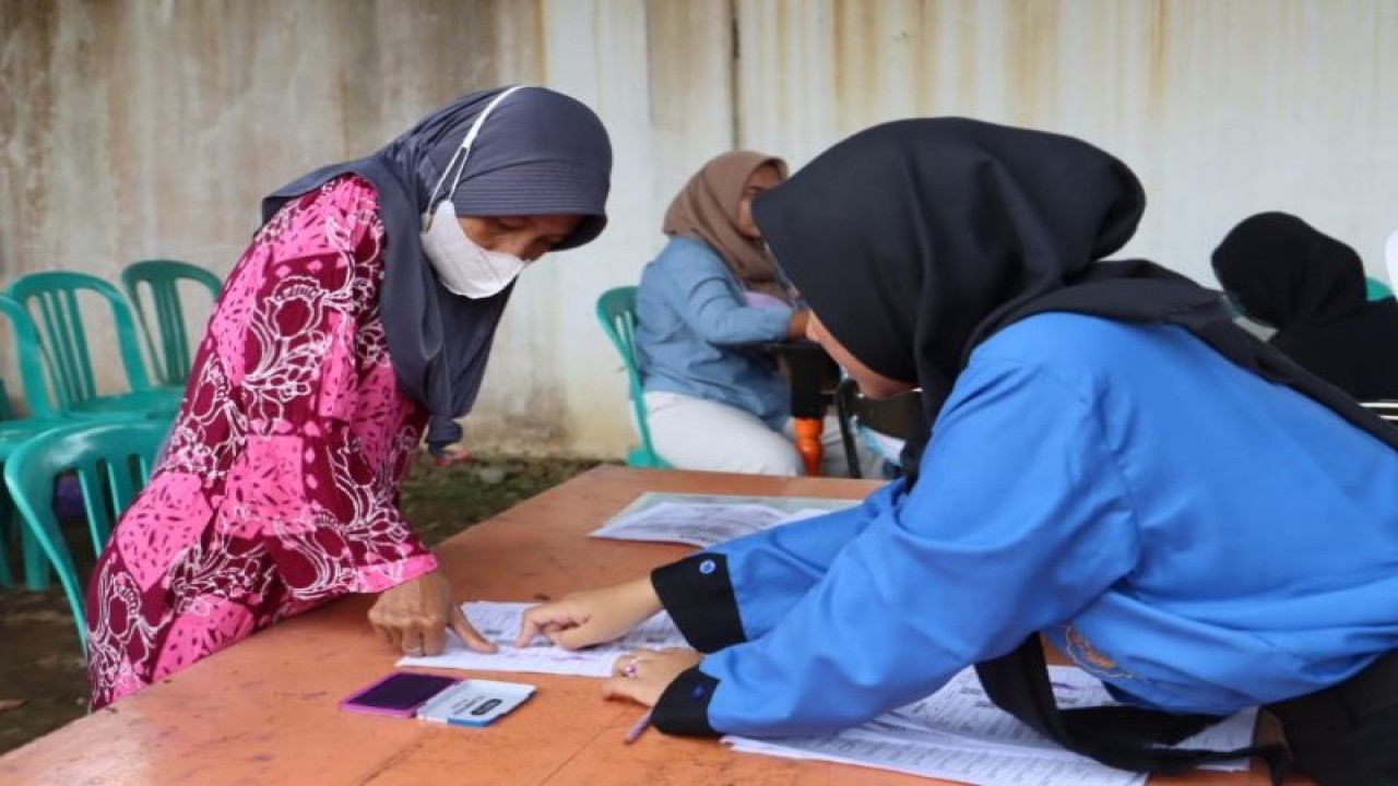 Warga program keluarga harapan sedang melakukan pengambilan bantuan program keluarga harapan di Kantor Pos Pekalongan, Rabu 929/3/2023). (ANTARA/HO-Humas Kota Pekalongan)