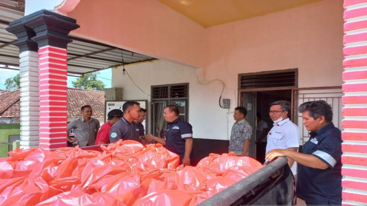 PT Timah Tbk menyerahkan bantuan paket sembako kepada warga korban angin puting beliung di Desa Jeriji Kabupaten Bangka Selatan Provinsi Kepulauan Bangka Belitung, ANTARA/Humas