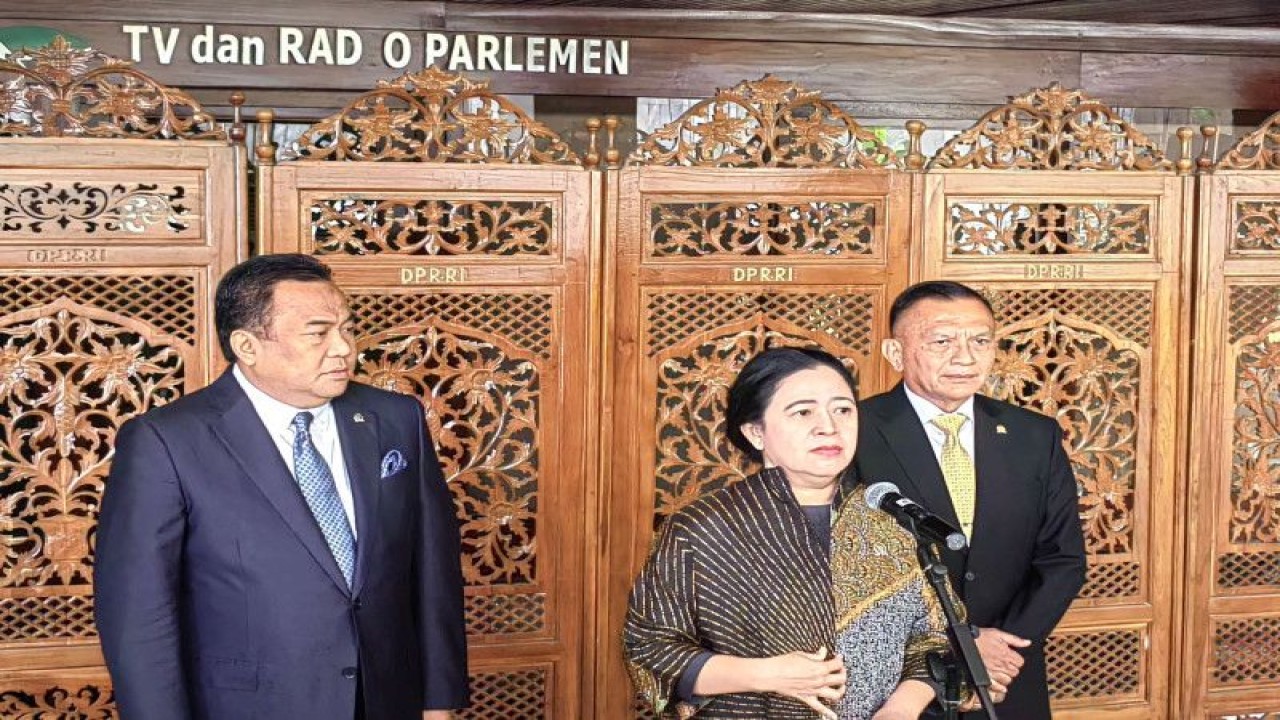 Ketua DPR RI Puan Maharani (tengah) saat konferensi pers usai Rapat Paripurna ke-19 Masa Persidangan IV Tahun Sidang 2022-2023 di Gedung DPR RI, Jakarta, Selasa (21/3/2023). ANTARA/Melalusa Susthira K