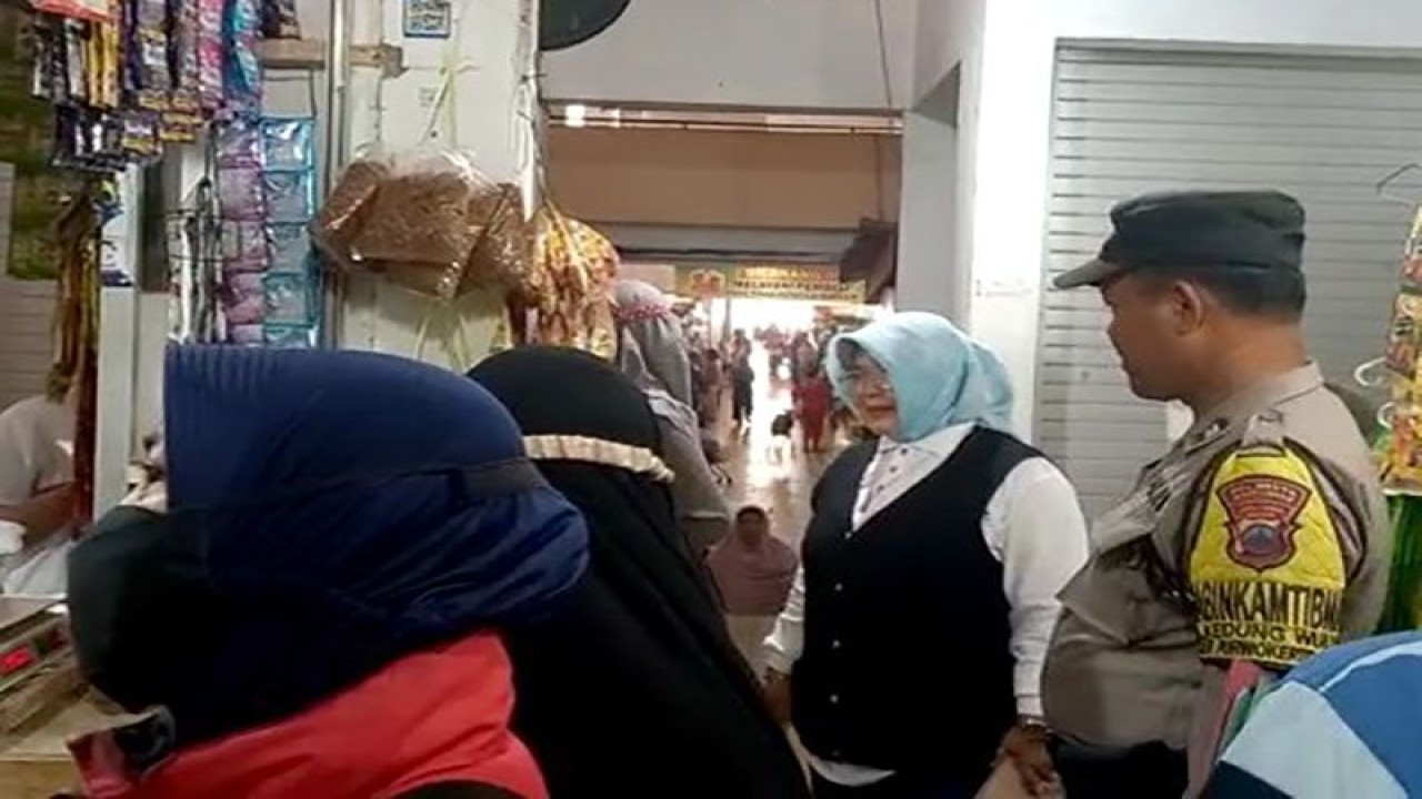 Kepala Dinperindag Kabupaten Banyumas Titik Puji Astuti (dua dari kanan) memantau harga dan ketersediaan kebutuhan pokok masyarakat di Pasar Manis, Purwokerto, Minggu (19/3/2023). ANTARA/HO-Dinperindag Banyumas