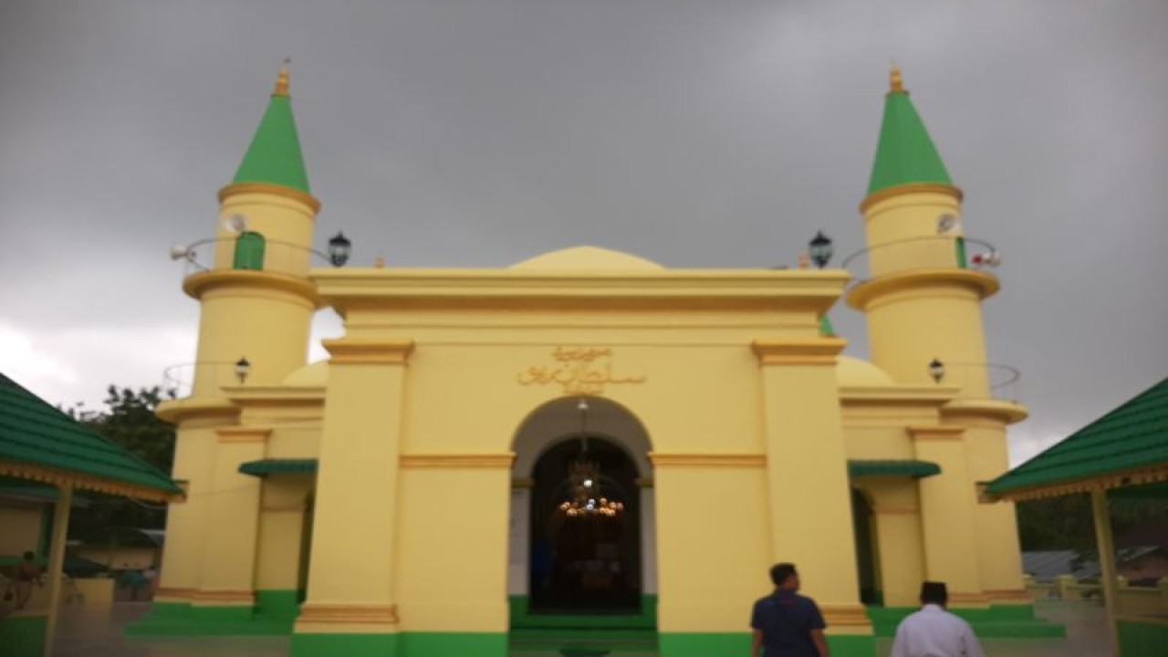Masjid Sultan Riau menjadi salah satu destinasi wisata peninggalan sejarah masa lampau yang terletak di Pulau Penyengat, Kota Tanjungpinang, Provinsi Kepri. ANTARA/Ogen