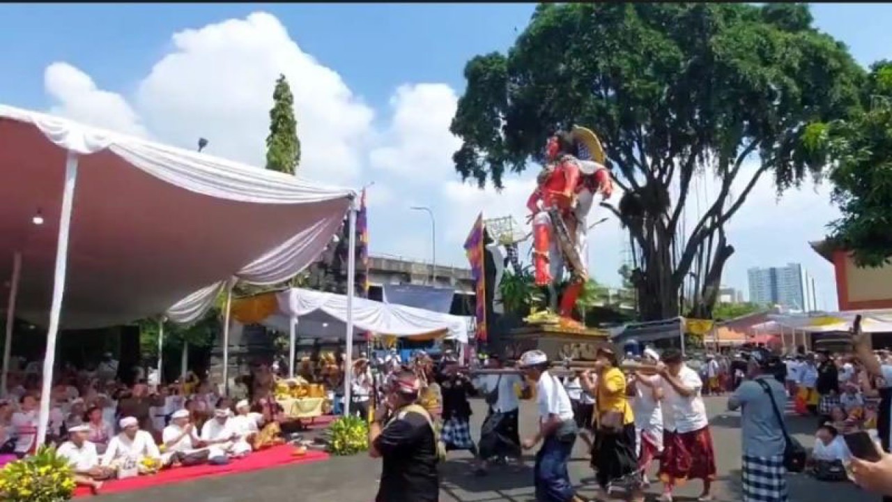 Umat Hindu DKI Jakarta menggelar Upacara Tawur Agung dalam rangka Hari Suci Nyepi Tahun Baru Saka 1945, di Pura Aditya Jaya, Kelurahan Rawamangun, Kecamatan Pulogadung, Jakarta Timur, Selasa (21/3/2023). ANTARA/Syaiful Hakim