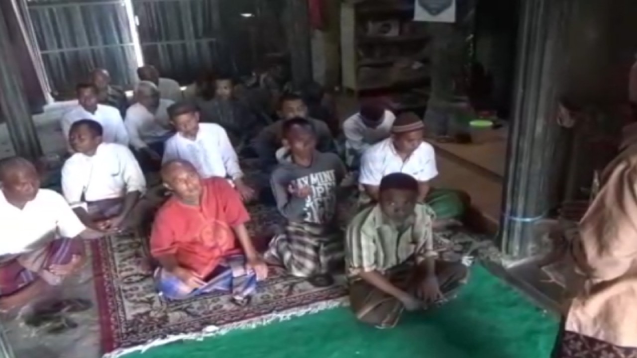 Aktivitas para santri di Pesantren (Ponpes) Sunan Kalijaga Dusun Jatipandak, Desa Jatiduwur, Kecamatan Kesamben, Kabupaten Jombang, Jawa Timur. Selama Ramadhan, mereka juga diajarkan mengaji, shalat berjamaah hingga membaca ayat suci Al-Quran. ANTARA/ HO-pesantren