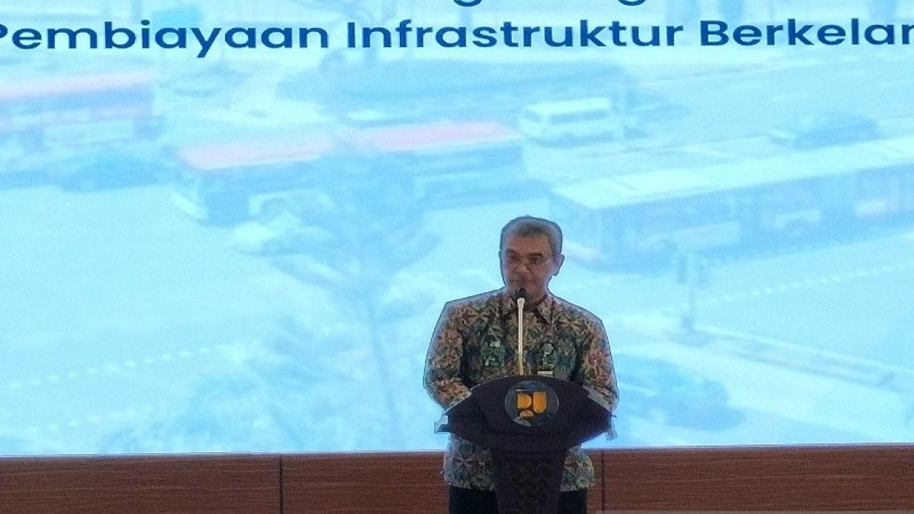 Direktur Jenderal Sumber Daya Air Jarot Widyoko saat menyampaikan pidato sambutan Menteri PUPR Basuki Hadimuljono di Auditorium Kementerian PUPR, Jakarta, Rabu (15/3/2023). ANTARA/Aji Cakti