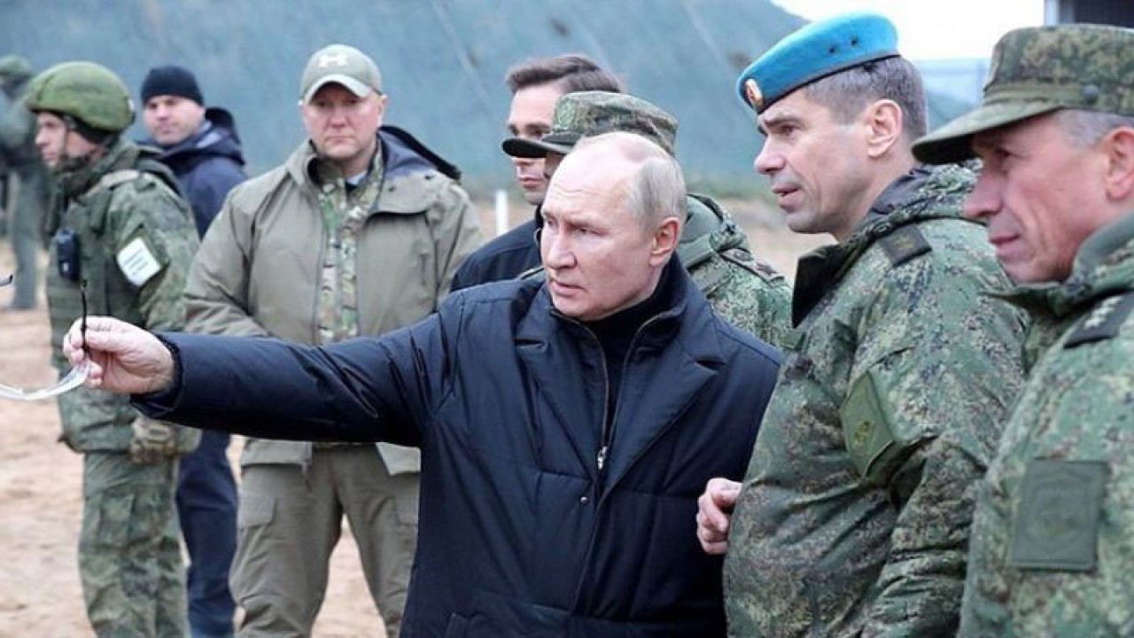 Arsip - Presiden Rusia Vladimir Putin pada Kamis (20/10/2022) menginspeksi pelatihan personel rekrutan baru yang akan berpartisipasi dalam operasi militer khusus di Ukraina, kata Kremlin melalui pernyataan. (ANTARA/XINHUA/pri)