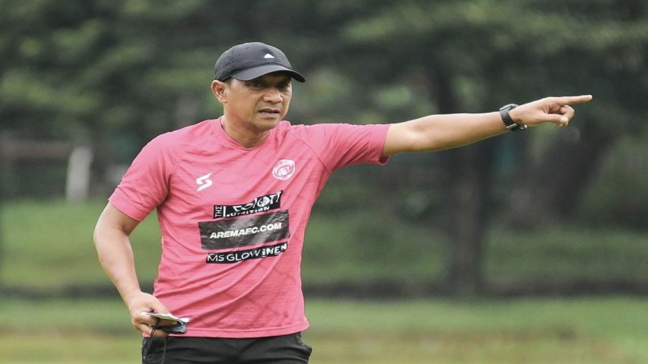 Foto arsip. Pelatih Arema FC I Putu Gede Swi Santoso pada saat memimpin sesi latihan skuad Singo Edan. (ANTARA/HO-MO Arema FC)