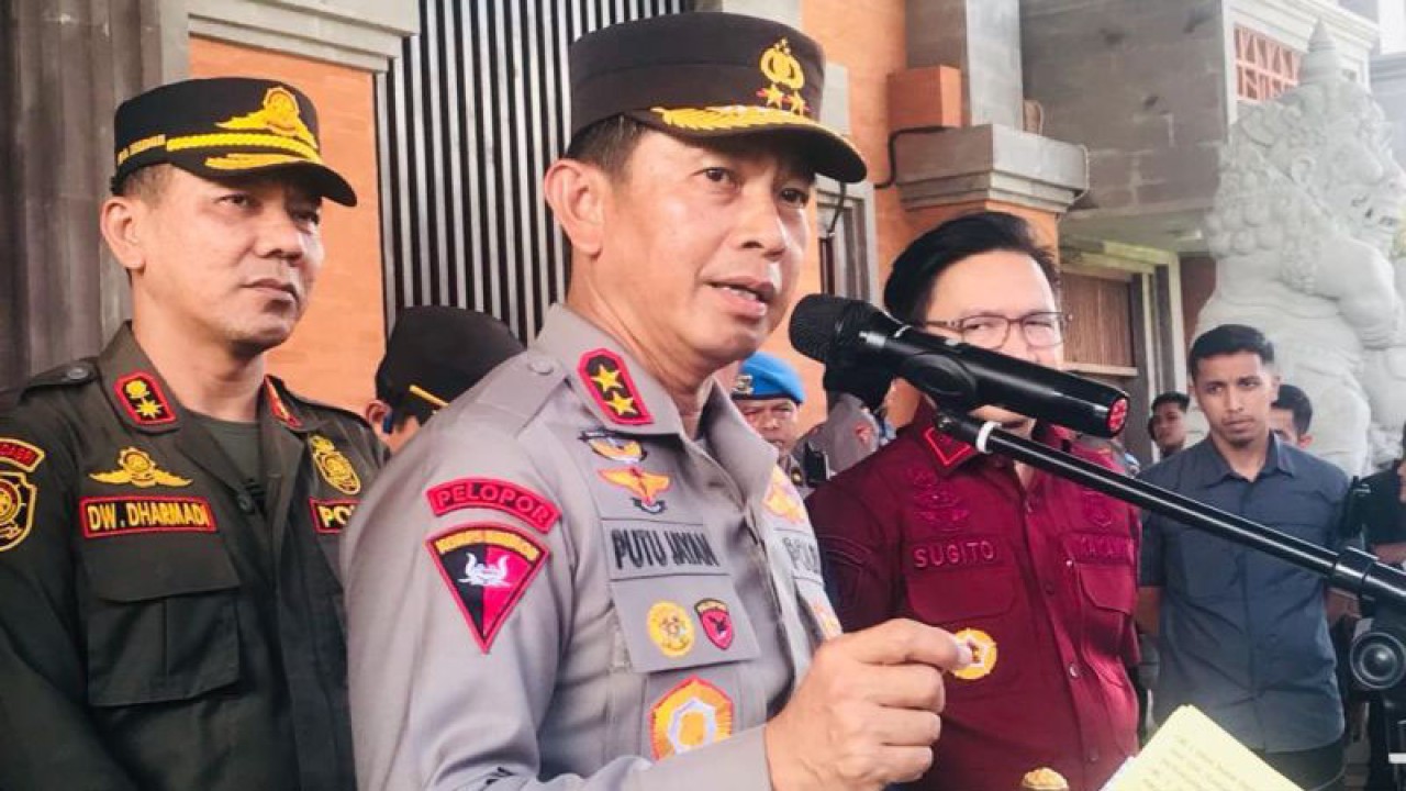 Kapolda Bali Irjen Pol. Putu Jayan Danu Putra memberikan keterangan di Denpasar, Bali Jumat (17/3/2023). (ANTARA/Rolandus Nampu)