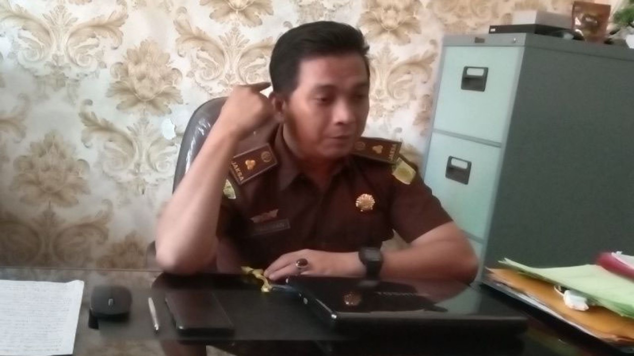 Kasi Intel Kejaksaan Negeri Kabupaten Mukomuko Radiman, Selasa (28/3/2023) ANTARA/Ferri.