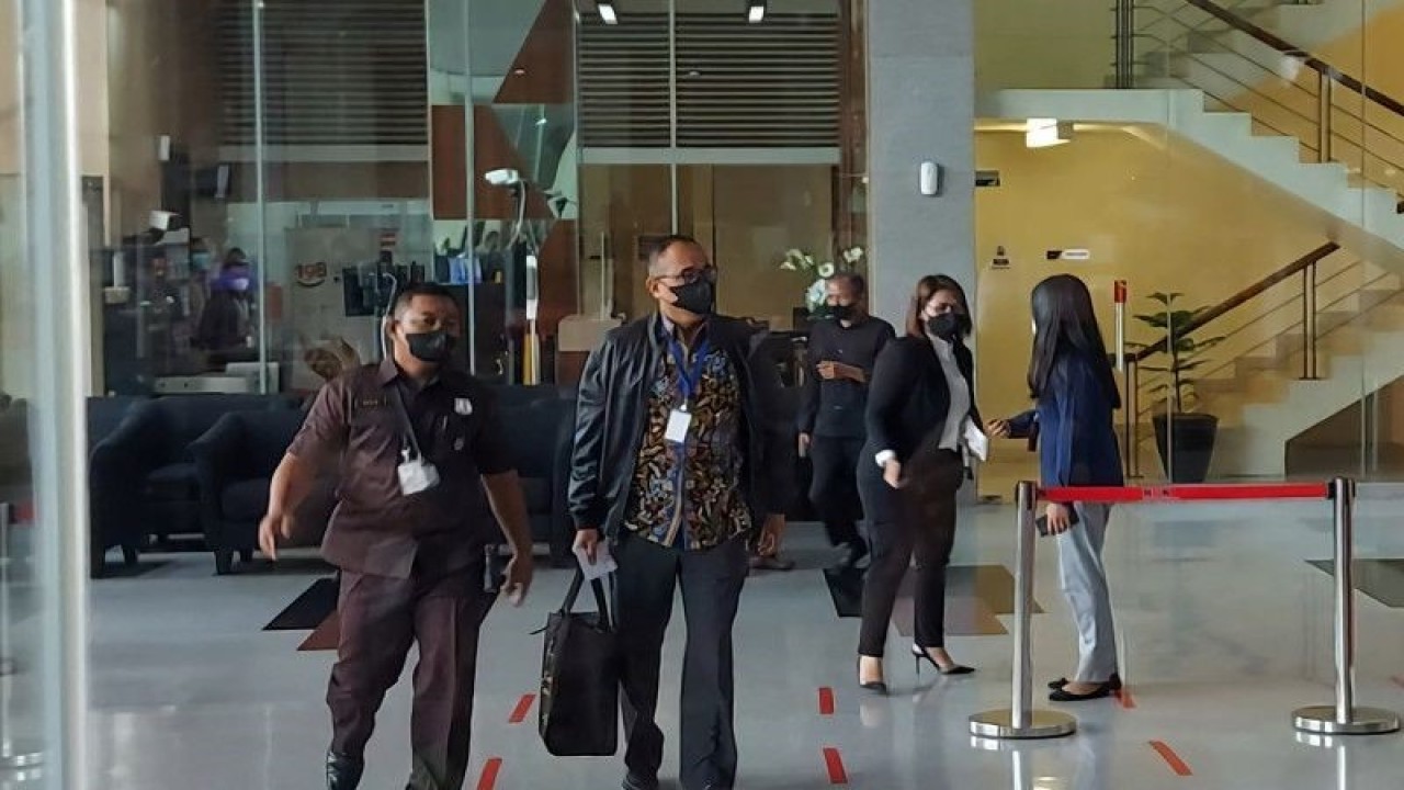 Eks pejabat Dirjen Pajak Rafael Alun Trisambodo (kedua kiri) tiba di Gedung Merah Putih KPK, Jakarta Selatan, Rabu (1/3/2023). ANTARA/Fianda Sjofjan Rassat