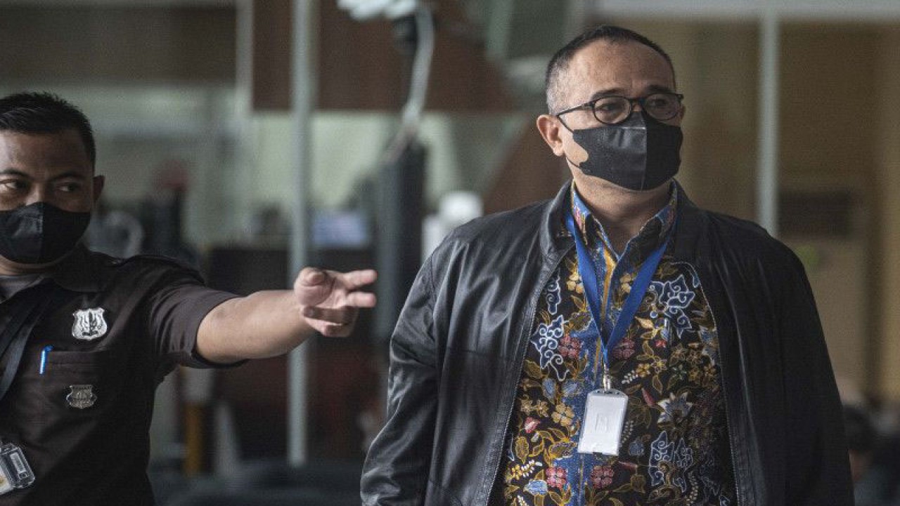Mantan Kepala Bagian Umum Kantor Wilayah DJP Jakarta Selatan II Rafael Alun Trisambodo (kanan) bersiap menjalani pemeriksaan di Gedung KPK, Jakarta, Rabu (1/3/2023). (ANTARA FOTO/Aprillio Akbar/aww)