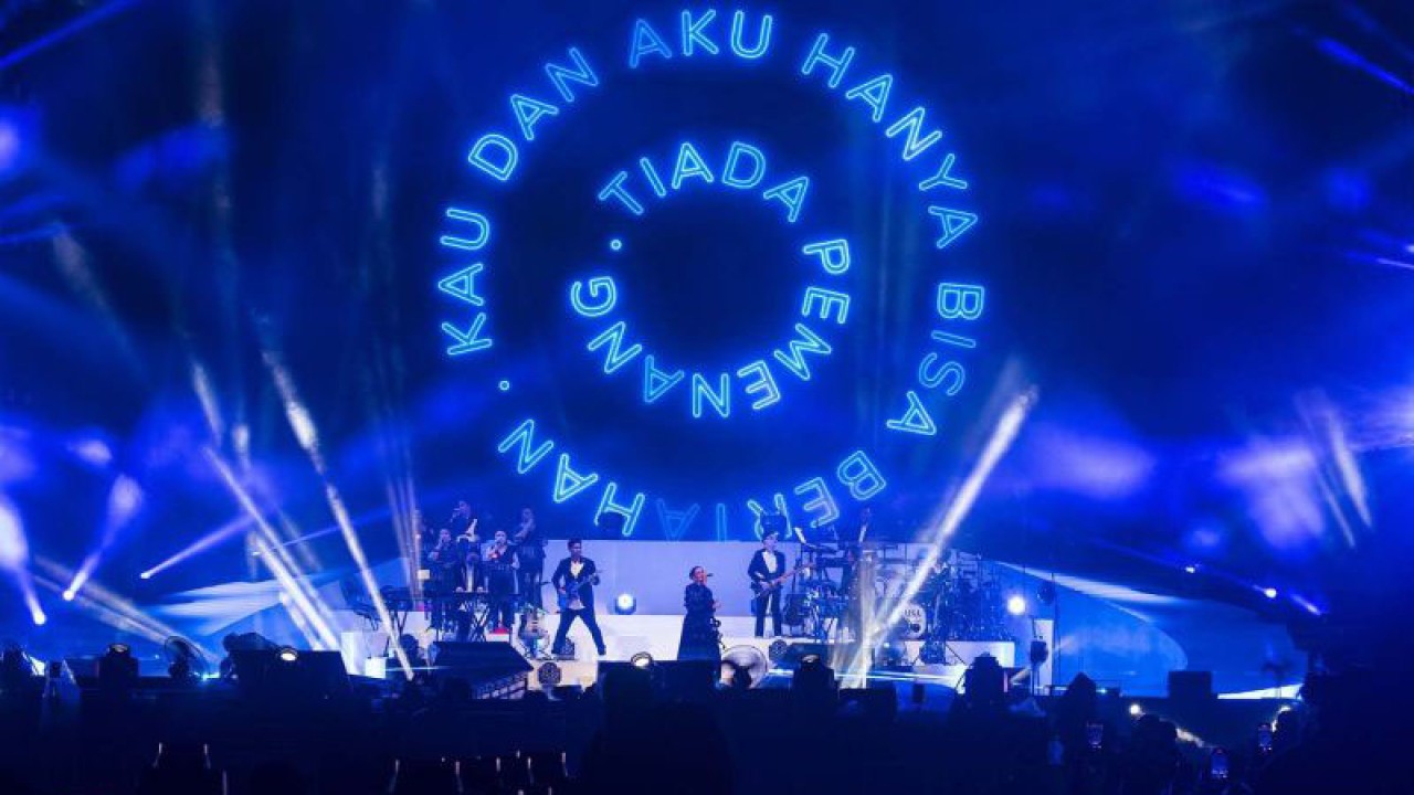 Foto arsip - Penyanyi Raisa tampil pada konsernya yang bertajuk Raisa Live In Concert di Stadion Utama Gelora Bung Karno, Jakarta, Sabtu (25/2/2023). Pada konser tersebut Raisa membawakan sejumlah lagu diantaranya Biarkanlah, Serba Salah, dan Pergilah. ANTARA FOTO/Muhammad Adimaja/aww.