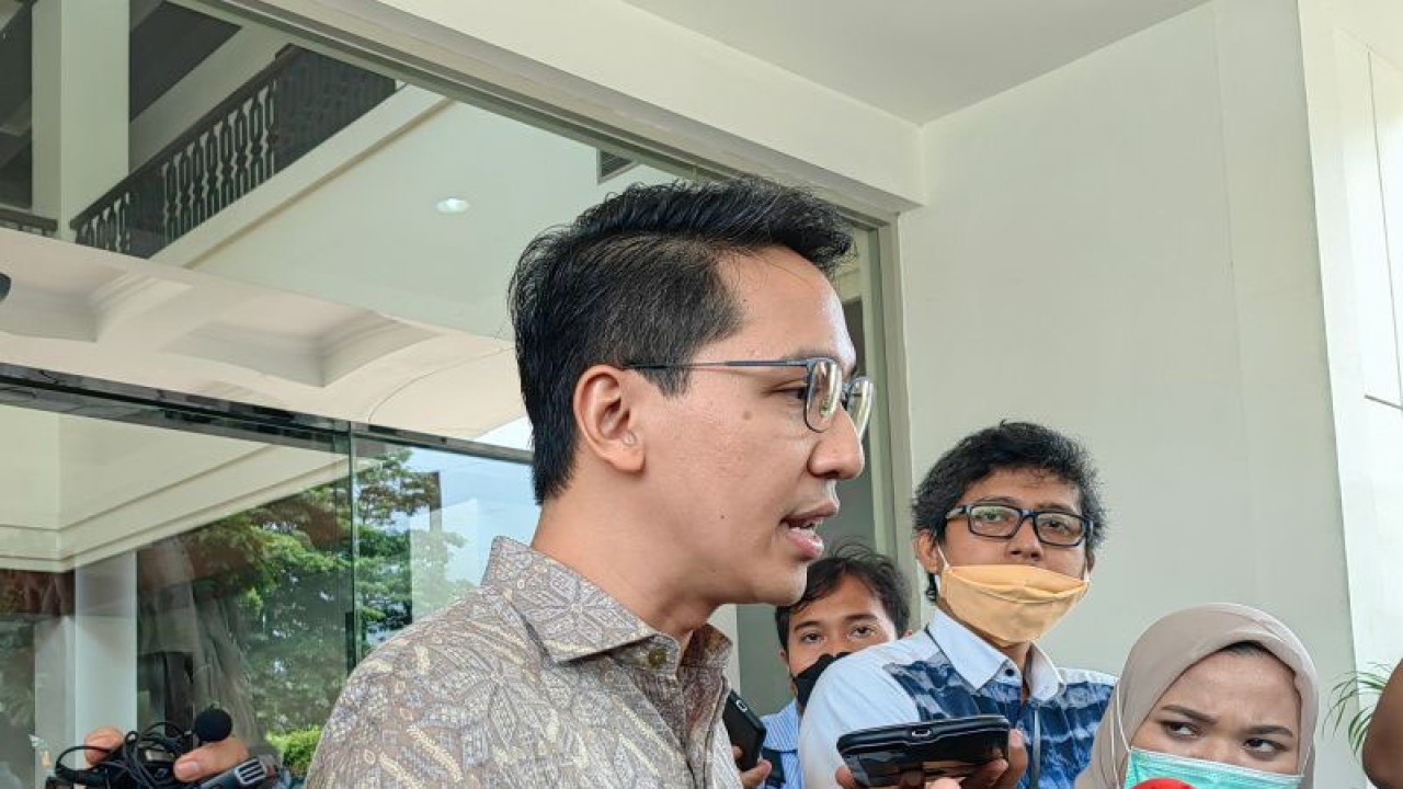 Direktur Utama Pusat Pengelolaan Komplek Gelanggang Olahraga Bung Karno (PPK GBK) Rakhmadi Afif Kusumo memberi keterangan kepada awak media di Kantor Kementerian Sekretariat Negara, Jakarta, Jumat (3/3/2023). (ANTARA/Gilang Galiartha)
