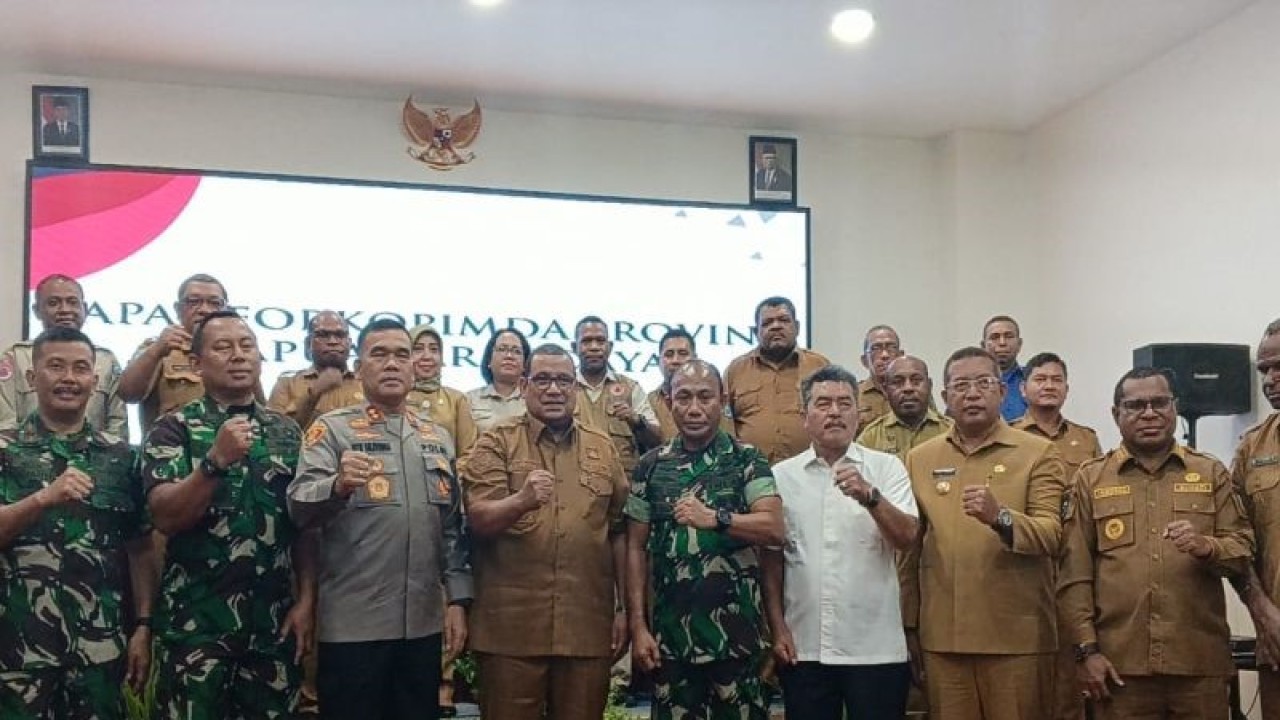 Fokopimda Provinsi Papua Barat Daya tengah menggelar rapat koordinasi, Senin (27/3/2023). (ANTARA/Yuvensius Lasa Banafanu)