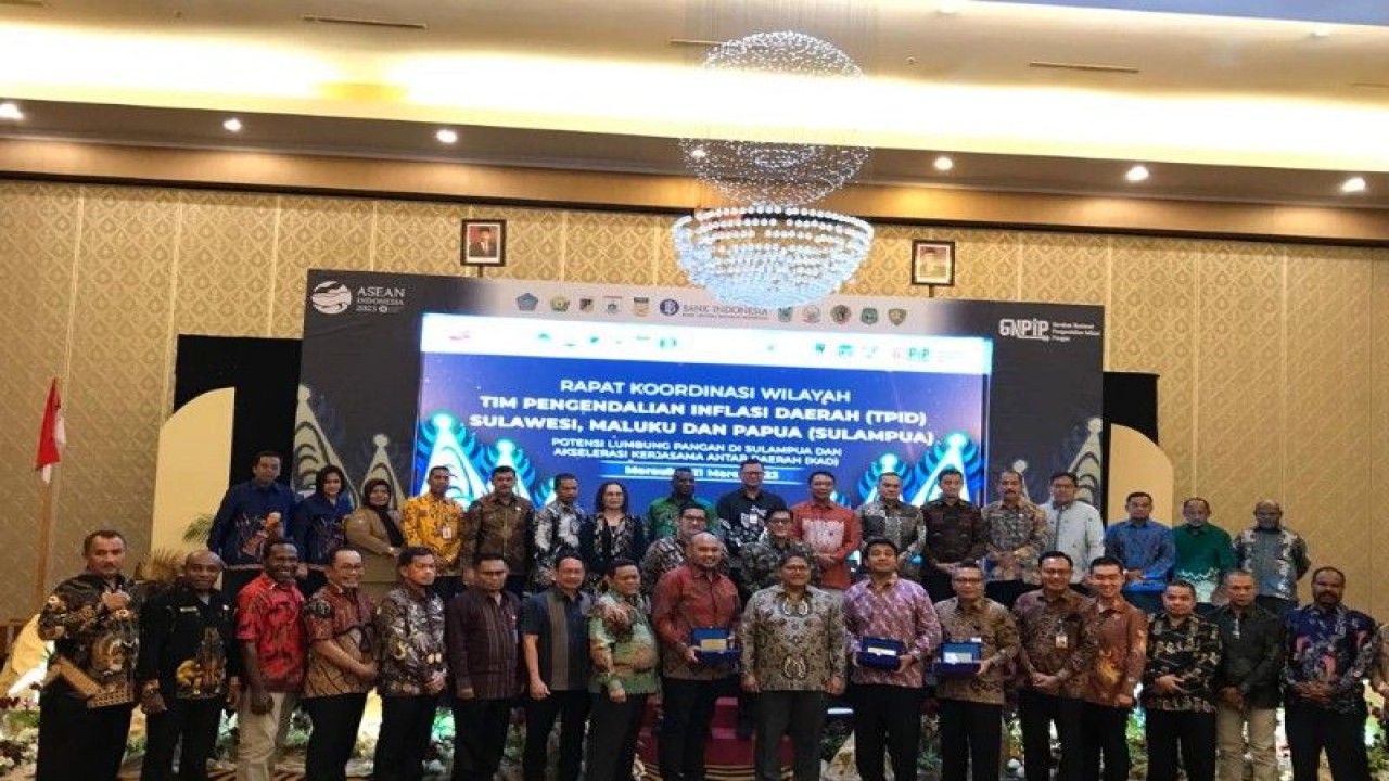foto bersama usai kegiatan Rakorwil TPID se-Sulampua di Kota Merauke, Papua Selasa (21/3). (ANTARA/ HO - Humas BI Provinsi Papua)