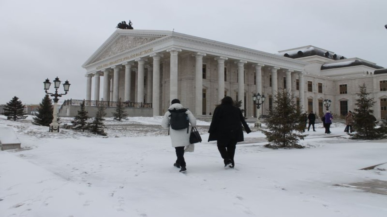 Masyarakat di Ibu Kota Astana, Kazakhstan, mendatangi tempat pemungutan suara pada Minggu (19/3/2023) untuk memilih para anggota parlemen. (ANTARA/Tia Mutiasari)